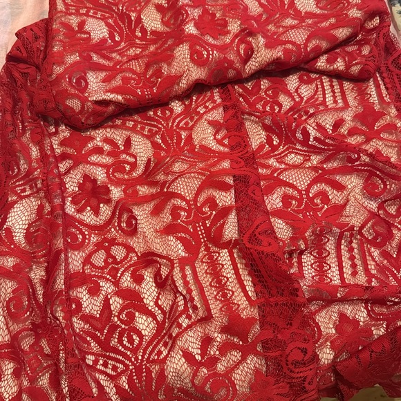 Beautiful red dress - Picture 3 of 6